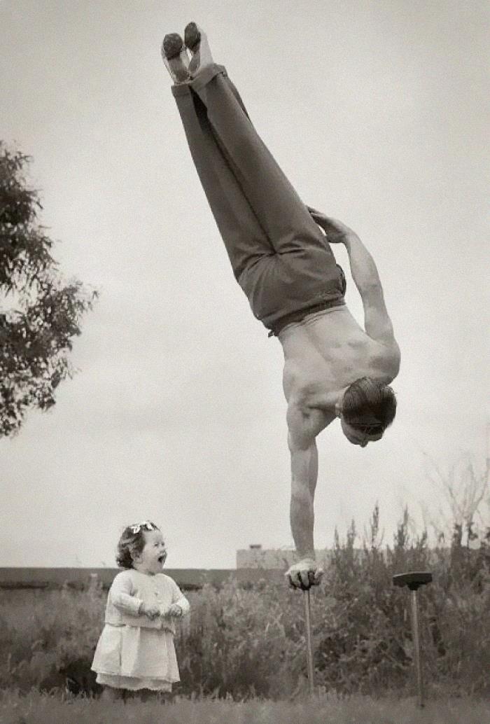 Papá mostrando su habilidad para sorpresa de su pequeña hija en Melbourne, Australia, alrededor de los años 40