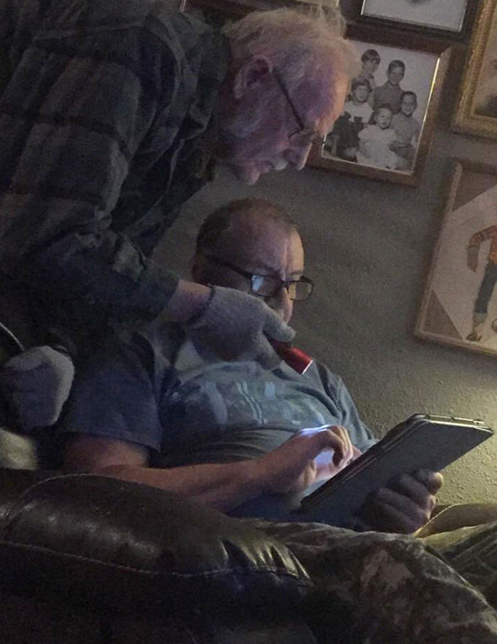 Mi tío usando su linterna para iluminar la pantalla del iPad de mi padre