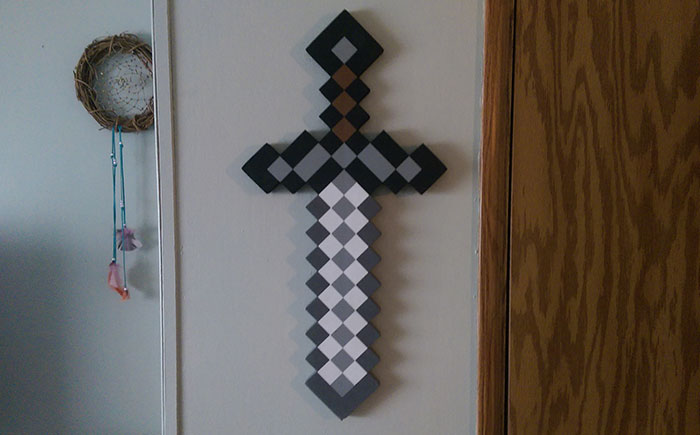 Mi abuela pensó que esto era una cruz y la colgó. Decidí no corregirla