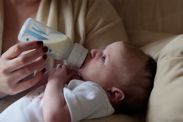 Husband Accuses New Mom Of Choosing Formula Over Breastfeeding Despite It Hurting Unbearably, Family Drama Ensues