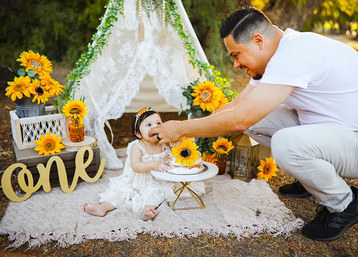 Este esposo recreó la sesión de fotos con su difunta esposa embarazada, esta vez con su hija de 1 año