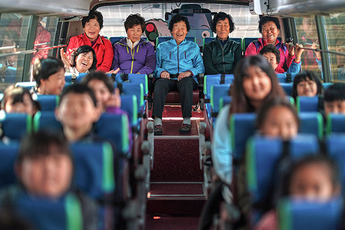 Al quedarse sin niños debido a la baja natalidad, una escuela de Corea del Sur abre sus puertas para que las abuelas analfabetas se matriculen y aprendan a leer