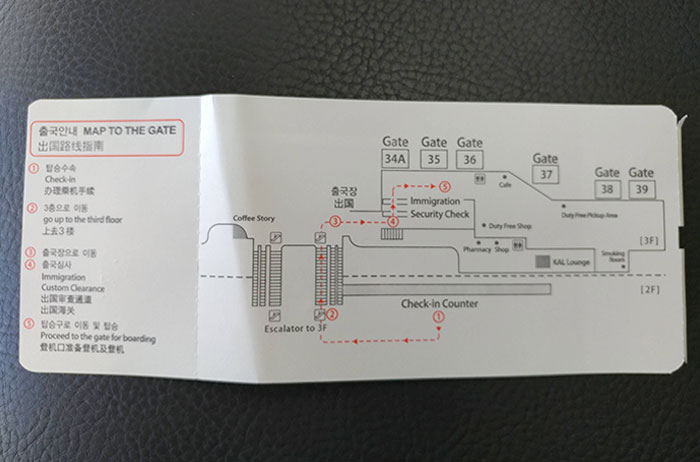 Los aeropuertos de Seúl ofrecen un mapa para llegar a la puerta de embarque en el reverso de la tarjeta de embarque