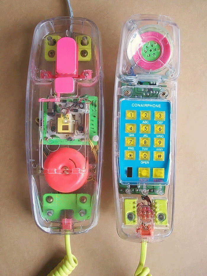Nada dice años 90 como un teléfono transparente con colores neón dentro