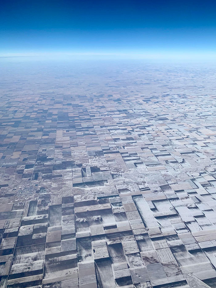 Esta es una tierra de labranza plana en el este de Colorado con parches de nieve derretidos por el viento que crean una loca ilusión 3D