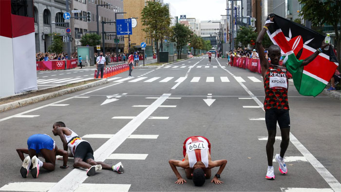 La línea de meta del maratón masculino en los Juegos Olímpicos de Tokio 2020