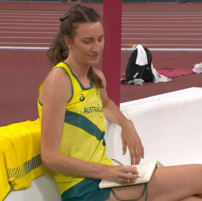 La saltadora de altura australiana Nicola Mcdermot se califica a sí misma después de cada actuación en su diario