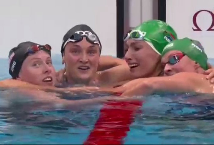La nadadora sudafricana Tatjana Schoenmaker es felicitada por sus rivales por ganar el oro