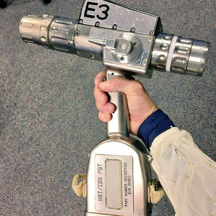 Herramienta de agarre de pistola de la Nasa: un destornillador/taladro inalámbrico utilizado por los astronautas que caminan por el espacio para reparar el telescopio espacial Hubble y la Estación Espacial Internacional