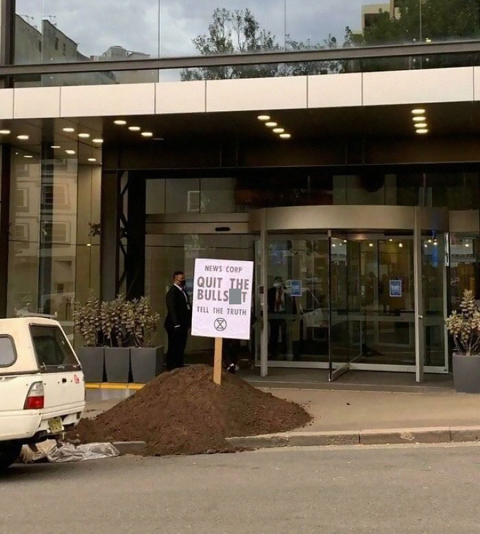 Una montaña de fertilizante frente a las oficinas en Sidney de News Corp
