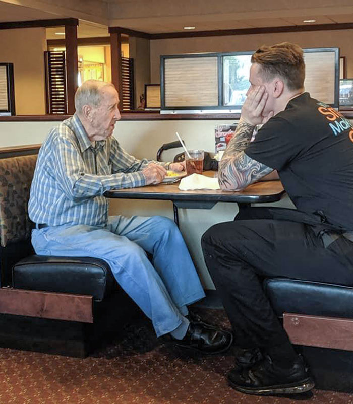 Un señor mayor fue a comer solo a un restaurante de Pensilvania. Comenzó a contarle algunas historias al camarero, quien luego se tomó su descanso para poder comer con él