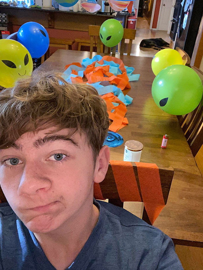 Soy el único que vino a mi fiesta de cumpleaños, así que traje unos globos