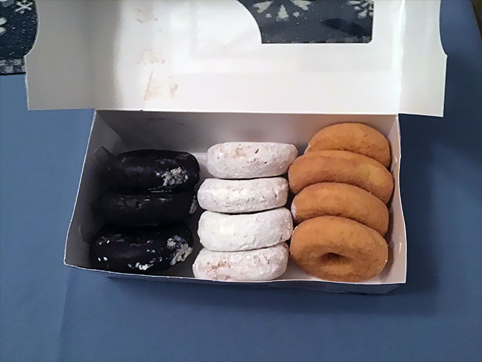 Hoy es mi cumple, pero con las restricciones solo he podido comprarme unos donuts para mi