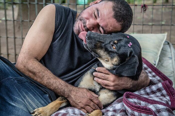 Account On Instagram Shows The Friendship Between Brazilian Homeless People And Their Dogs (183 Pics)