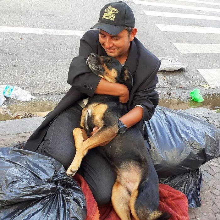 Account On Instagram Shows The Friendship Between Brazilian Homeless People And Their Dogs (183 Pics)