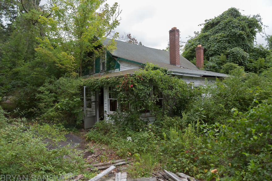I Photographed The Abandoned Home Of A WWII Veteran And It's Like A Time Capsule