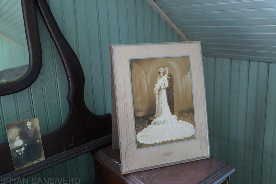 I Photographed The Abandoned Home Of A WWII Veteran And It's Like A Time Capsule
