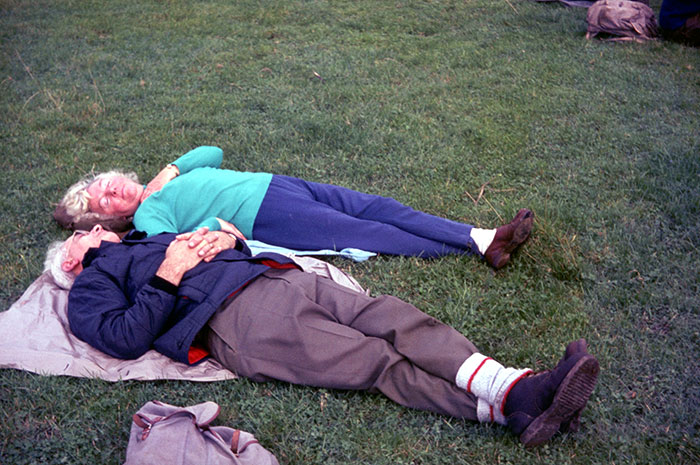 "White Mirror": 20 personas de este grupo online crean historias para "Black Mirror" que no son terroríficas ni deprimentes