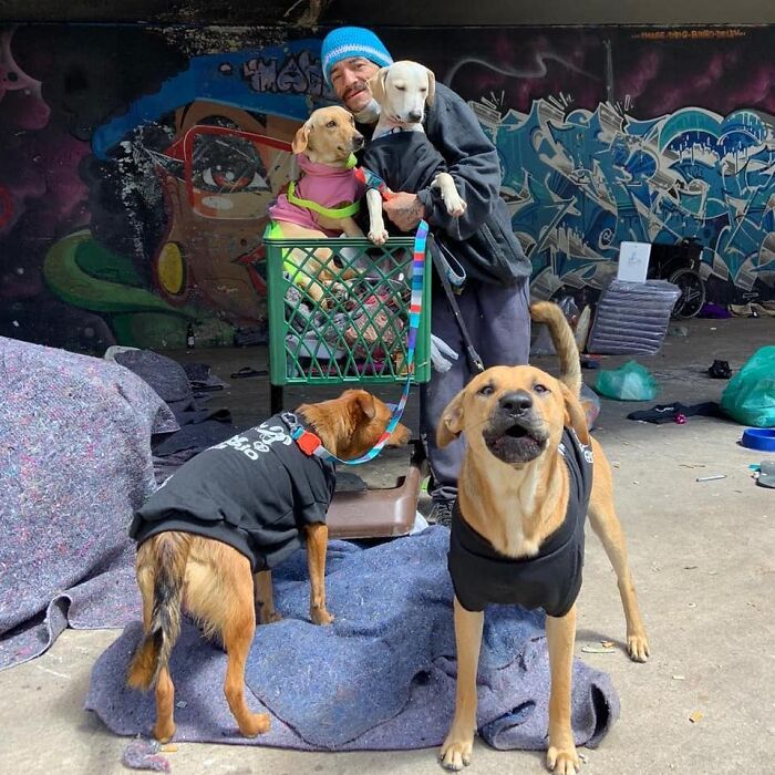 Account On Instagram Shows The Friendship Between Brazilian Homeless People And Their Dogs (183 Pics)