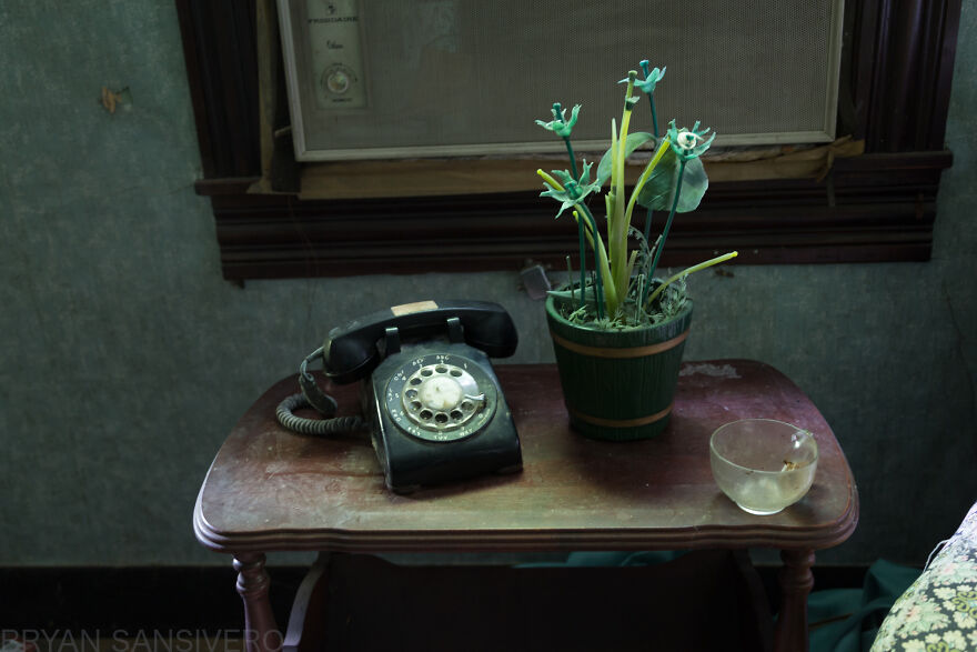 I Photographed The Abandoned Home Of A WWII Veteran And It's Like A Time Capsule