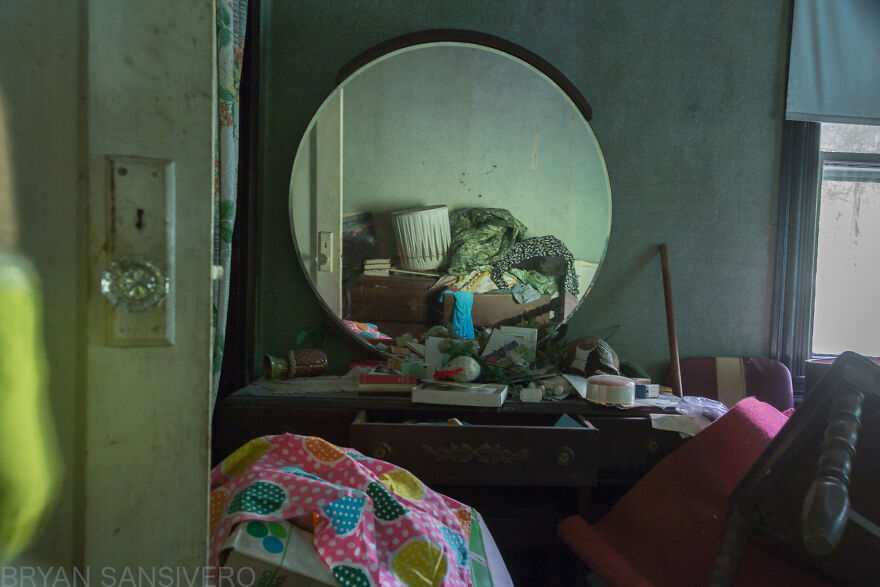 I Photographed The Abandoned Home Of A WWII Veteran And It's Like A Time Capsule