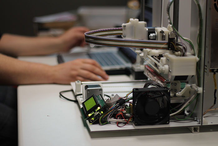 "White Mirror": 25 People In This Online Group Create Stories For "Black Mirror" That Aren't Terrifying Or Depressing