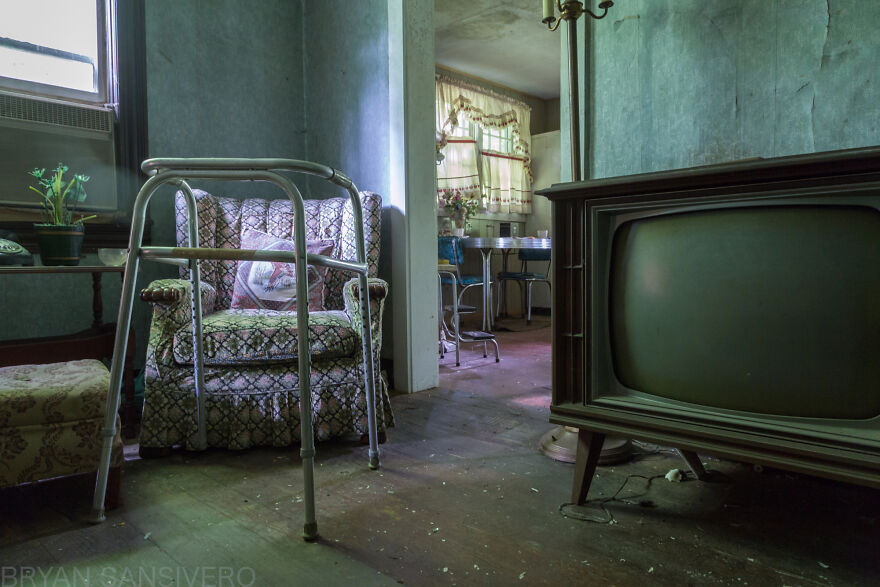 I Photographed The Abandoned Home Of A WWII Veteran And It's Like A Time Capsule