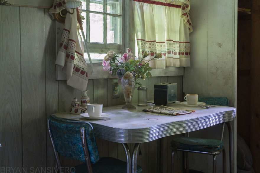 I Photographed The Abandoned Home Of A WWII Veteran And It's Like A Time Capsule