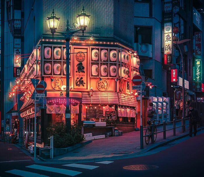Night street scene in Japan featuring a traditional illuminated restaurant capturing the beauty of Japan’s urban charm.