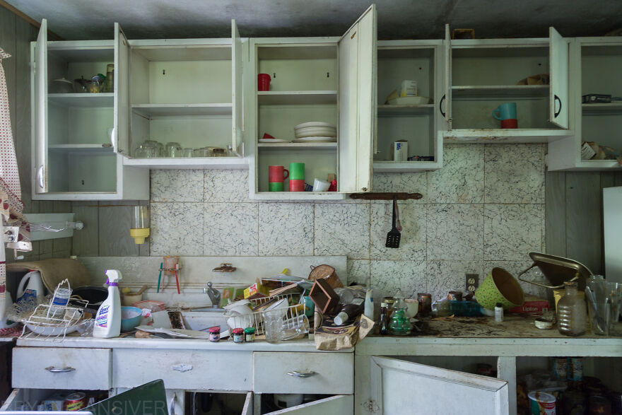 I Photographed The Abandoned Home Of A WWII Veteran And It's Like A Time Capsule