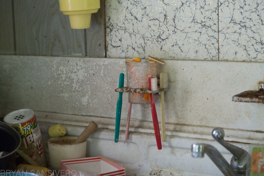 I Photographed The Abandoned Home Of A WWII Veteran And It's Like A Time Capsule