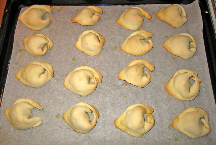 30 Of The Funniest And Weirdest Compliments Folks In This Online Group Got