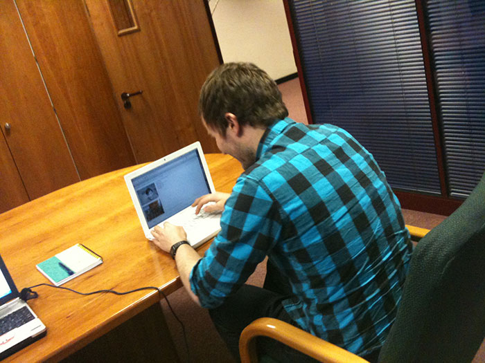 "White Mirror": 20 personas de este grupo online crean historias para "Black Mirror" que no son terroríficas ni deprimentes