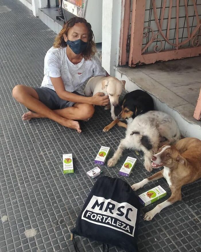 Account On Instagram Shows The Friendship Between Brazilian Homeless People And Their Dogs (183 Pics)