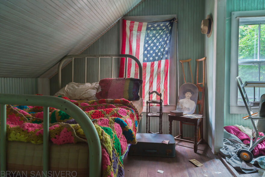 I Photographed The Abandoned Home Of A WWII Veteran And It's Like A Time Capsule
