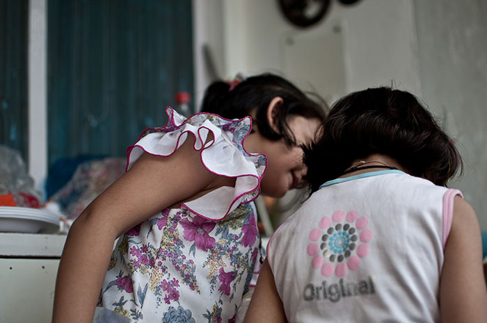 "White Mirror": 25 People In This Online Group Create Stories For "Black Mirror" That Aren't Terrifying Or Depressing