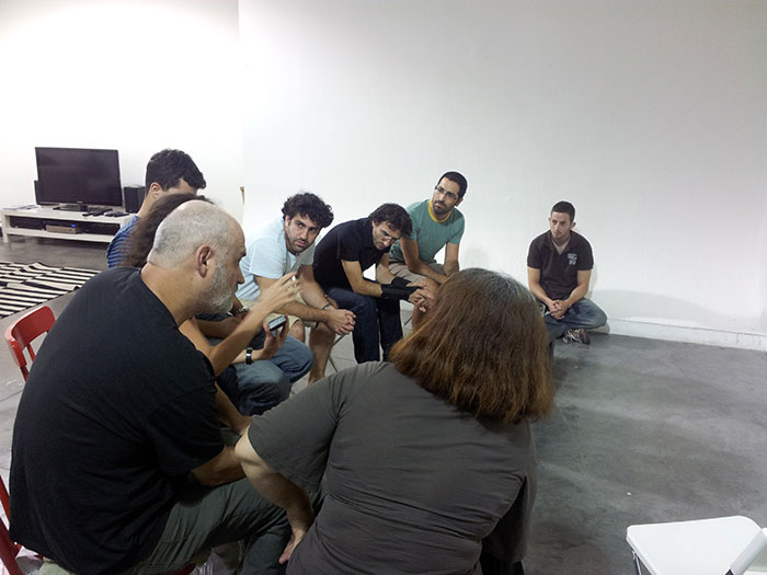 "White Mirror": 20 personas de este grupo online crean historias para "Black Mirror" que no son terroríficas ni deprimentes