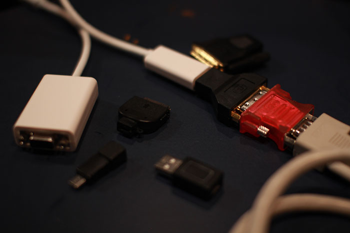 "White Mirror": 20 personas de este grupo online crean historias para "Black Mirror" que no son terroríficas ni deprimentes