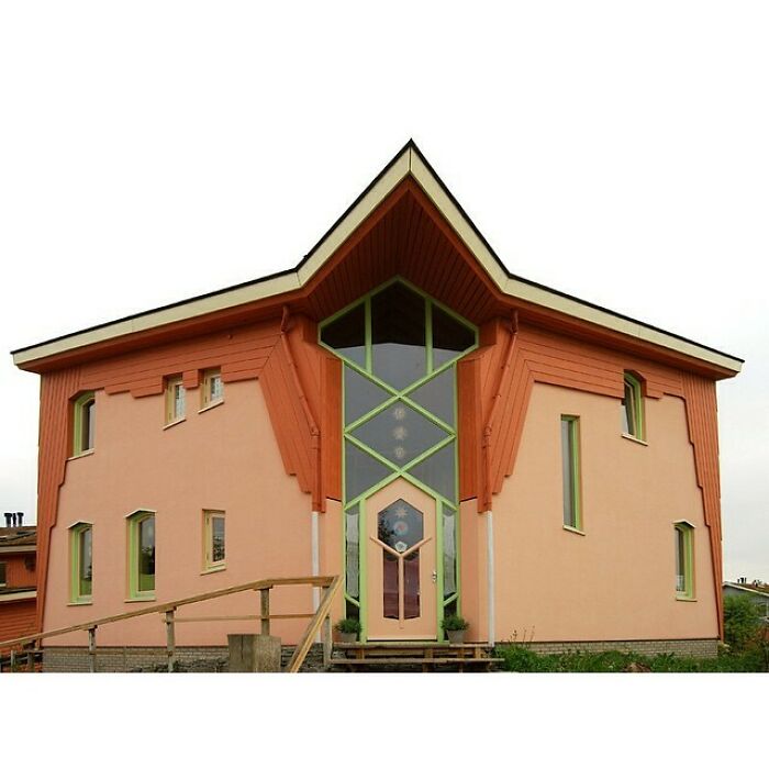 Sí, esto es una casa. Sí, la gente vive aquí y sí, las ventanas no están colocadas simétricamente.