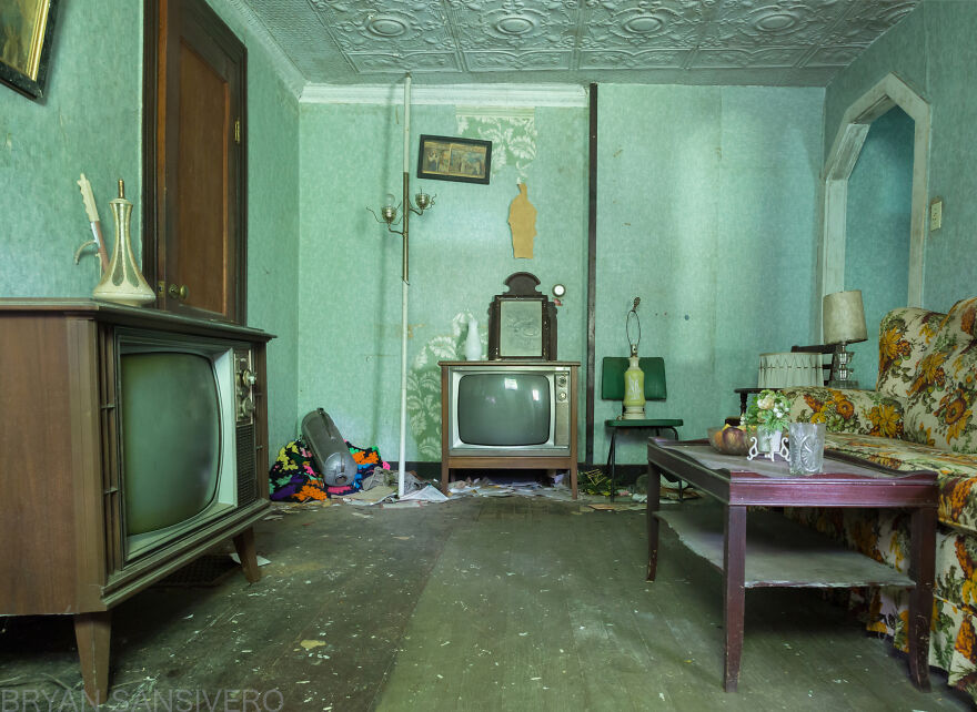 I Photographed The Abandoned Home Of A WWII Veteran And It's Like A Time Capsule