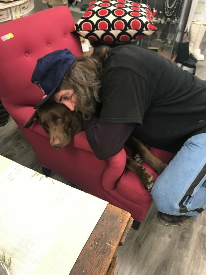 Homeless Man Sheds Tears After Having A Wholesome Reunion With His Missing Labrador