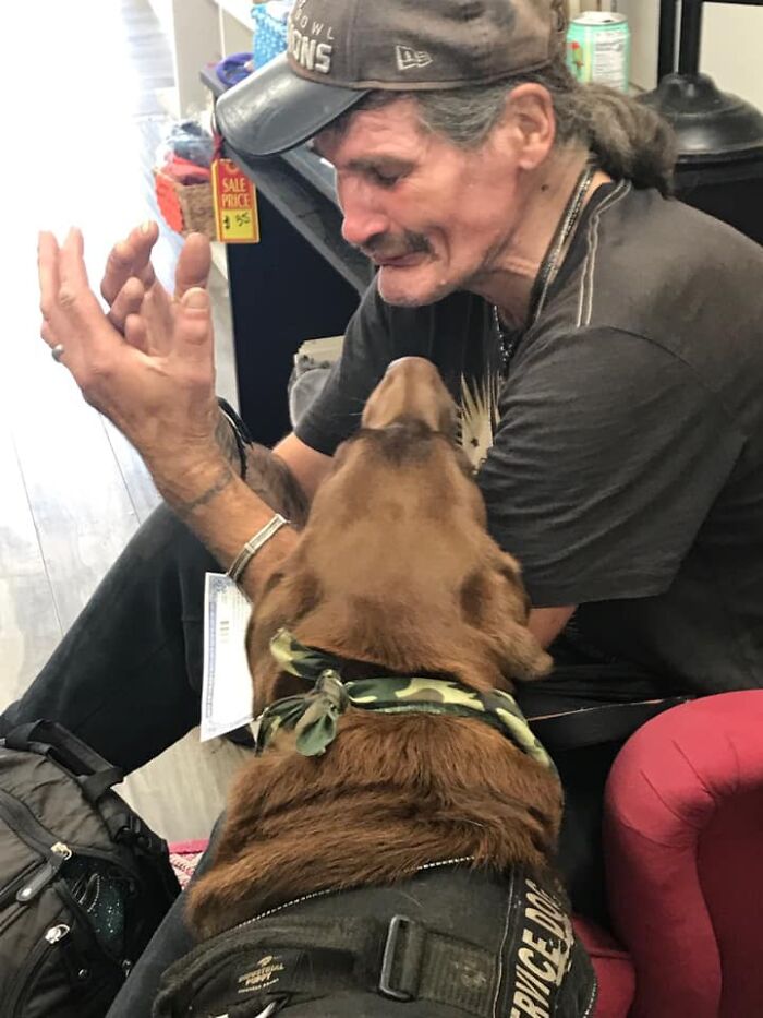 Homeless Man Sheds Tears After Having A Wholesome Reunion With His Missing Labrador