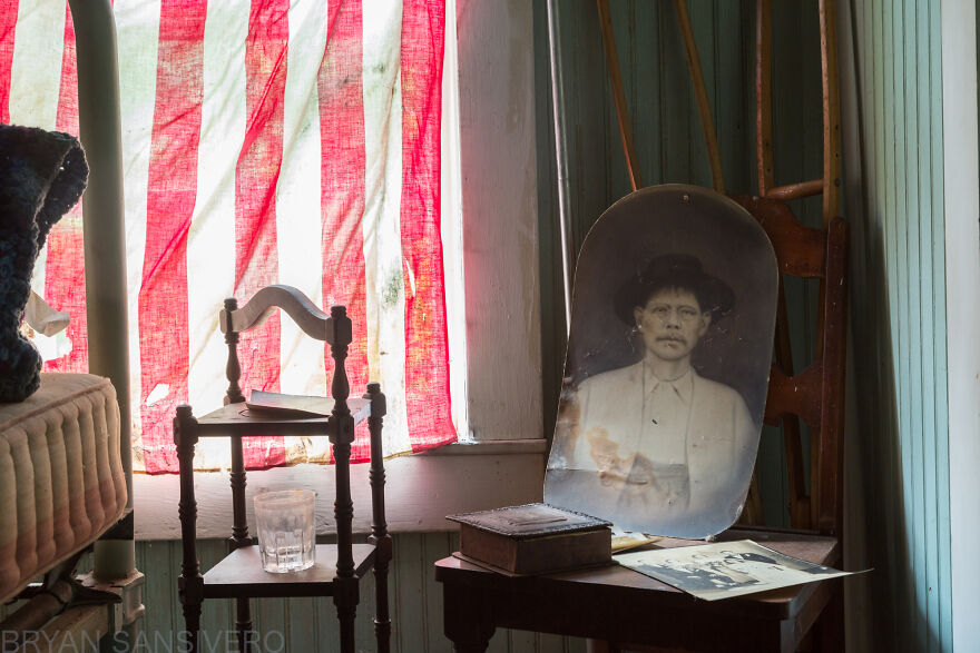 I Photographed The Abandoned Home Of A WWII Veteran And It's Like A Time Capsule