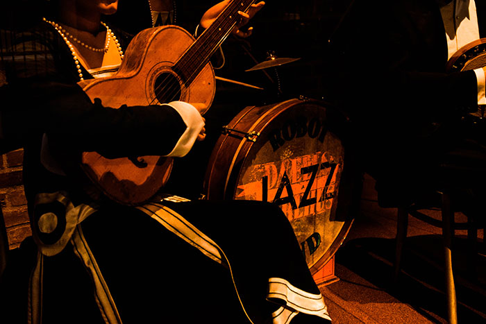 "White Mirror": 25 People In This Online Group Create Stories For "Black Mirror" That Aren't Terrifying Or Depressing