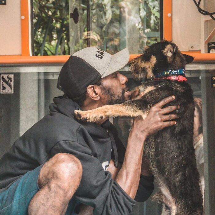 Account On Instagram Shows The Friendship Between Brazilian Homeless People And Their Dogs (183 Pics)