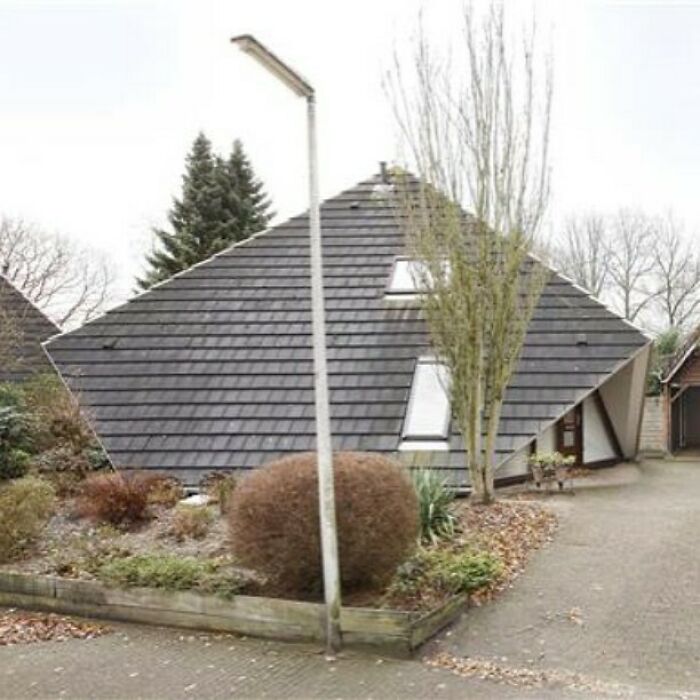 La frase "Me alegro de tener un techo sobre mi cabeza" es demasiado literal