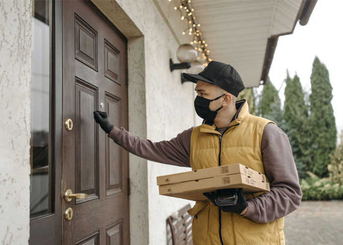 29 Of The Weirdest And Wildest Things Seen By Food Delivery Drivers On The Job