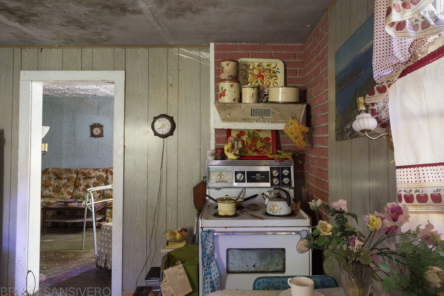 I Photographed The Abandoned Home Of A WWII Veteran And It's Like A Time Capsule