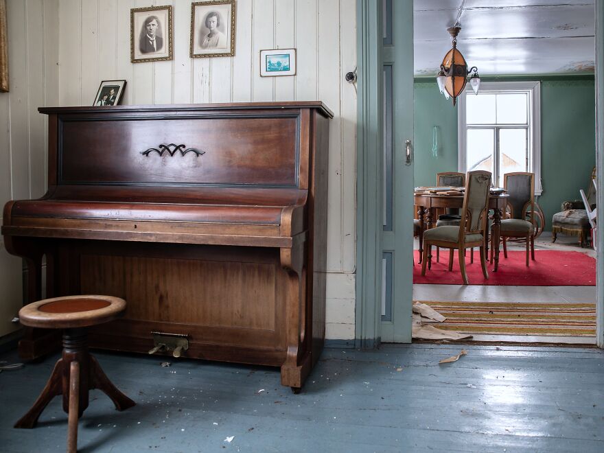 I Photographed This Eerie Abandoned Mansion In Norway