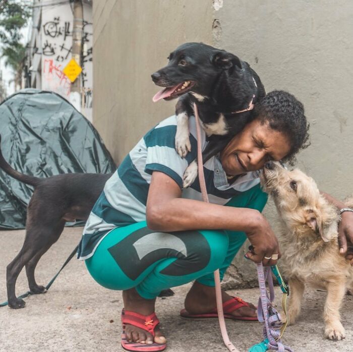 Account On Instagram Shows The Friendship Between Brazilian Homeless People And Their Dogs (183 Pics)